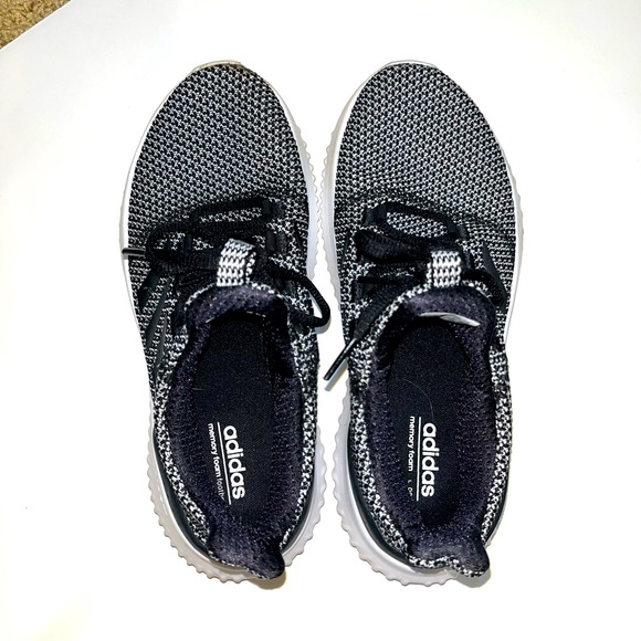 adidas tennis shoes - Picture 1 of 2